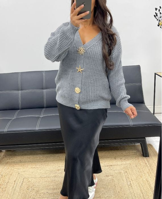 Pull avec bouton décoratifs